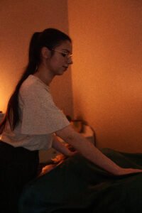 Soin signature visage et bien-être réalisé en institut, offrant détente profonde, relaxation intense et expérience sensorielle unique