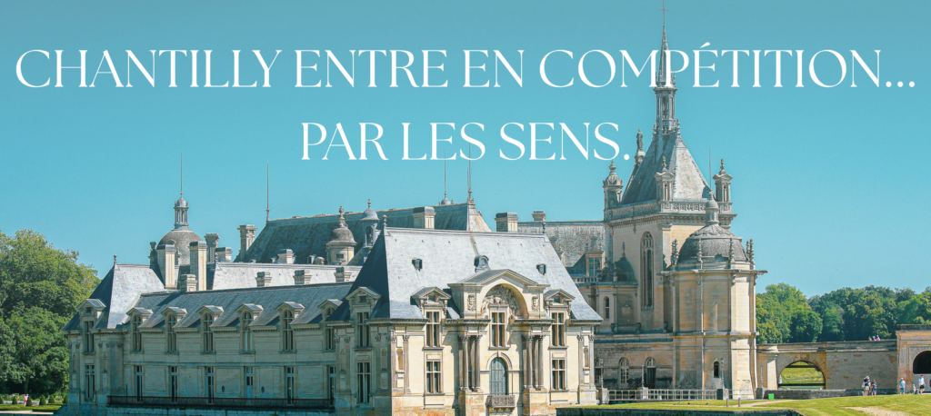 Château de Chantilly sous ciel bleu, bannière annonçant le Rituel du Domaine en compétition.