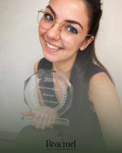 Stessy, fondatrice de Réactuel à Gouvieux près de Chantilly, tenant le trophée Meilleur Soin Signature 2026 pour Le Rituel du Domaine.